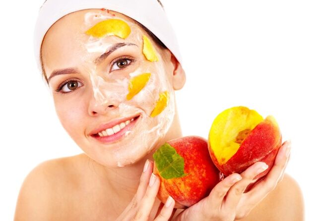 A máscara de frutas é uma ótima maneira de clarear, nutrir e rejuvenescer a pele do rosto. 