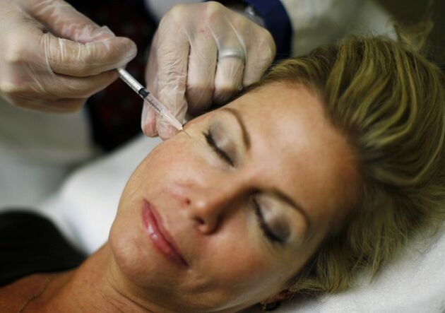 A introdução de enchimentos na pele do rosto - um método de injeção de aperto