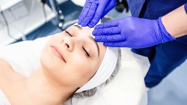 Procedimento de mesoterapia para rejuvenescimento da pele facial com um coquetel de vitaminas