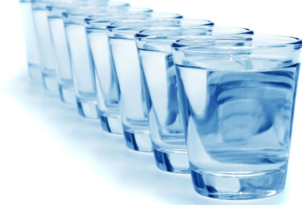 beber água suficiente para rejuvenescer sua pele